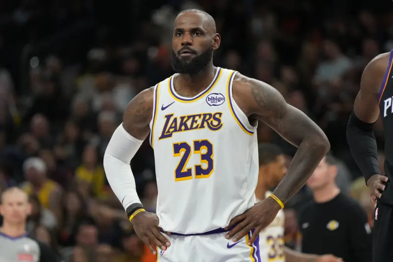 ▲今（21）日快艇和洛杉磯湖人比賽，湖人球星「詹皇」詹姆斯（LeBron James）賽後被問及好兄弟保羅的事，顯得格外冷淡，直言自己不方便發表意見。（圖／美聯社／達志影像）