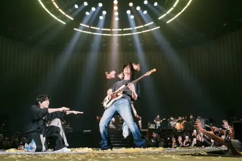 ▲宇宙人昨（20）日晚間演唱會吸引萬名粉絲湧入朝聖，現場氣氛從開場一路沸騰到最後一刻。（圖／相信音樂提供）