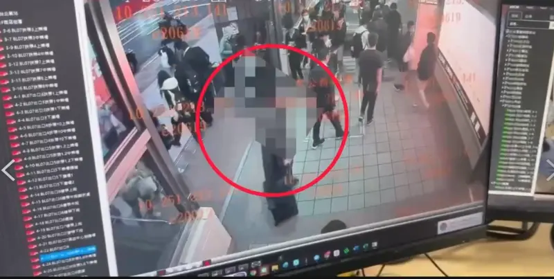 ▲北捷隨機傷人兇嫌張文（紅圈處）進入捷運M8站畫面。（圖／中正一分局提供）