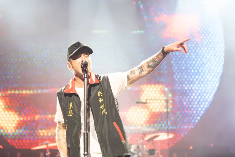 ▲美國天團OneRepublic到高雄巨蛋開唱，主唱Ryan Benjamin Tedder（如圖）身穿宮廟主委同款背心，將巨蛋變宮廟，超接地氣。（圖／Live Nation Taiwan提供）