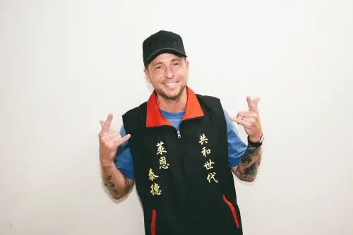 ▲美國天團OneRepublic到高雄巨蛋開唱，主唱Ryan Benjamin Tedder（如圖）身穿宮廟主委背心，上面印有中文團名共和世代、他的名字中譯萊恩泰德，超接地氣。（圖／Live Nation Taiwan提供）