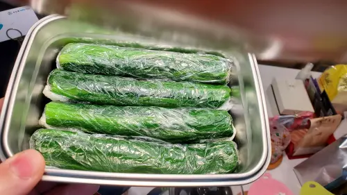▲菠菜煮好冰鎮後，用保鮮膜包成一卷一卷的，就是一道好吃的冰箱常備菜。（圖／Threads@paul.tseng授權提供）