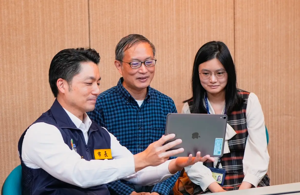 ▲台大醫院醫師顏瑞昇、顏均蓉在誠品南西急救傷者。（圖／北市府提供）