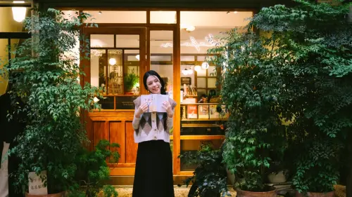 ▲赤峰街書店門前，暖色燈光映著植栽，書香在巷弄間靜靜停留。（圖／翻攝畫面）