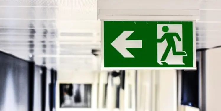 ▲公眾場所的緊急逃生口都會掛著「小綠人」標誌，相當顯眼，負責指引民眾逃生路線，其實這個標誌大有來頭。（圖／日本台灣交流協會）