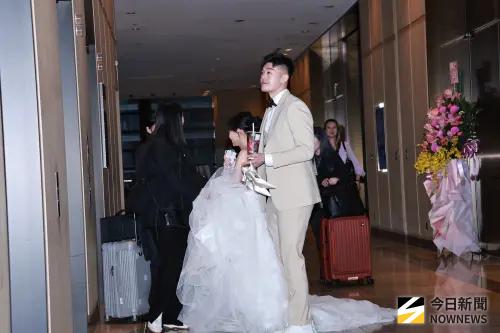 與陳詩媛世紀婚禮！王齊麟提鞋寵妻閃爆　24歲超帥親弟罕見露面
