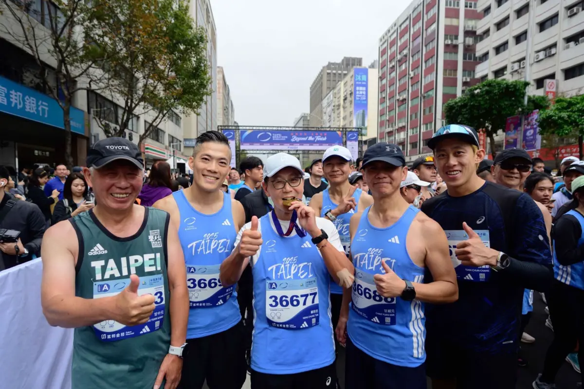 ▲富邦集團董事長蔡明忠（中）今年第12度完賽台北馬半程馬拉松，期許跑者們能持續與台北馬並肩前行，為健康而跑，也為永續而跑，讓每一步都更有意義。（圖／富邦金提供）