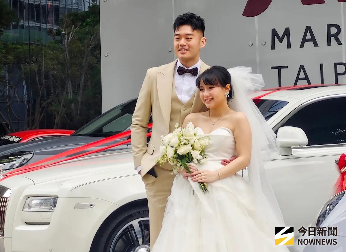 ▲羽球金牌王齊麟（圖左）與妻子陳詩媛（圖右）今年6月登記結婚，10月底夫妻倆公開懷孕喜訊，今晚（21）日在台北萬豪酒店舉辦婚宴，據悉席開約60桌宴請各界親友。（圖／記者吳翊緁攝影）