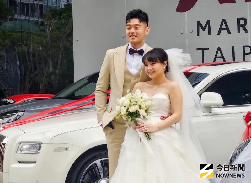 ▲羽球金牌王齊麟（圖左）與妻子陳詩媛（圖右）今年6月登記結婚，10月底夫妻倆公開懷孕喜訊，今晚（21）日在台北萬豪酒店舉辦婚宴，據悉席開約60桌宴請各界親友。（圖／記者吳翊緁攝影）