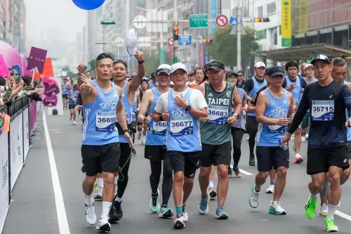 ▲富邦集團董事長蔡明忠今年第12度完賽臺北馬半程馬拉松，期許跑者們能持續與台北馬並肩前行，為健康而跑，也為永續而跑。（圖／富邦金提供）
