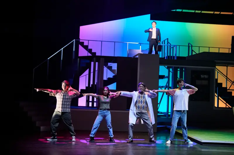 ▲台北捷運在19日發生隨機攻擊事件，造成傷亡，引發社會恐慌。有民眾當晚在現場，趕赴看表演後驚魂未定。百老匯搖滾音樂劇《NEXT TO NORMAL近乎正常》劇組得知後，在最後加碼演唱劇中歌曲〈There will be light〉（終將有光），以撫慰人心。（圖／活性界面製作提供）