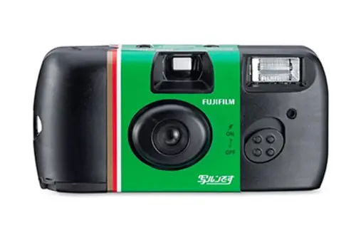 ▲去年爆紅的富士（FUJIFILM）「即可拍」底片相機，在近期已經可以透過網購平台買到，送禮自用兩相宜。（圖／資料照片）