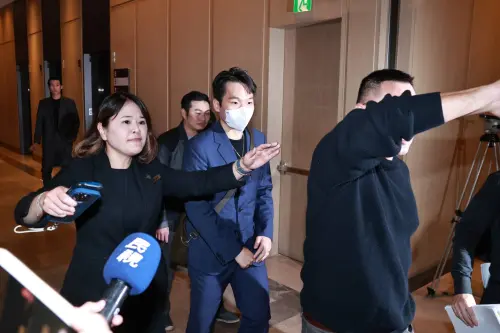 ▲羽球金牌王齊麟與妻子陳詩媛（十元），今晚（21）日在台北萬豪酒店舉辦婚宴，原先傳出昔日「金牌搭檔」、預計擔任證婚人李洋因身體不適，不確定會出席。但最終李洋在晚間6點20分左右仍抵達會場，參與好友人生大事。（圖／記者記者吳翊緁攝）