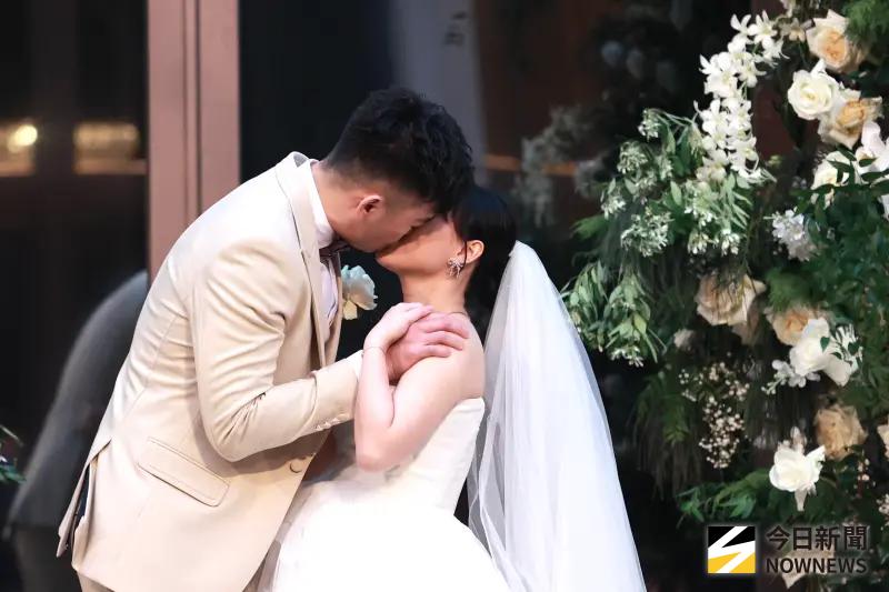 王齊麟激吻陳詩媛！證婚現場曝光　席開60桌徐乃麟、曾國城獻祝福