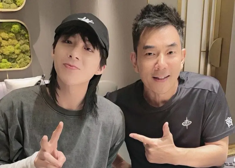 ▲劉宇寧（左）在18日驚喜PO與任賢齊（右）的合照，相差24歲的忘年友情引百萬人見證，任賢齊還登上劉宇寧演唱會擔任嘉賓，一起合唱〈心太軟〉。（圖／微博@摩登兄弟劉宇寧）