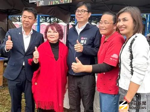 ▲高雄市長陳其邁(中)、立法委員邱議瑩(右1)、許智傑(左1)等人，參與在高雄市六龜區寶來國中舉行的第6屆嘎呼拉斯山中音樂節活動，讓世界聽見高雄原鄉山林的好聲音。(圖／記者黃守作攝)