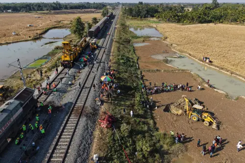 ▲印度阿薩姆邦20日發生火車與象群相撞的意外事故，造成7頭大象死亡。（圖／美聯社／達志影像）