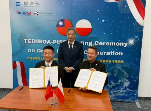 Minister Kung witnesses the signing of the MOU on drones between representatives from Taiwan and Poland. (Ministry of Economic Affairs)