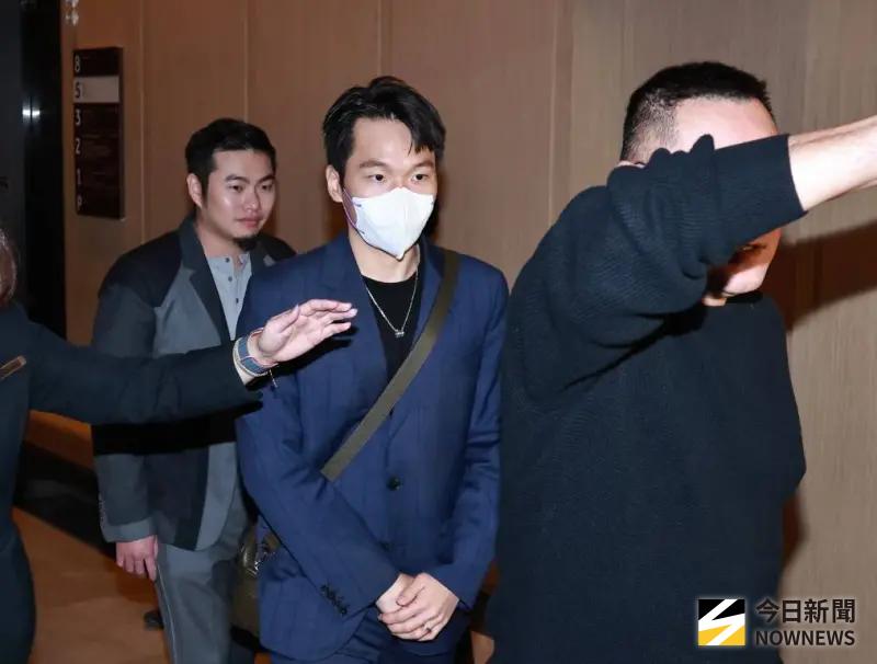 ▲李洋（圖中）今晚擔任王齊麟、陳詩媛婚禮證婚人，他分享婚姻之道，形容婚姻如同雙打比賽，只要目標一致，就能攜手克服所有挑戰。（圖／記者吳翊緁攝影）