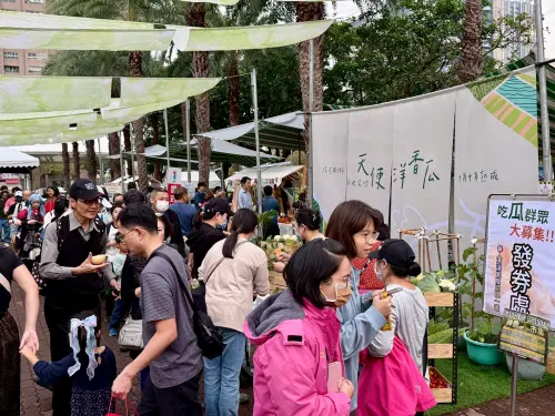 ▲ 周末神農市集舉辦天使瓜吃瓜群眾大募集活動，現場人潮洶湧、氣氛熱絡。（圖／高市府農業局提供)