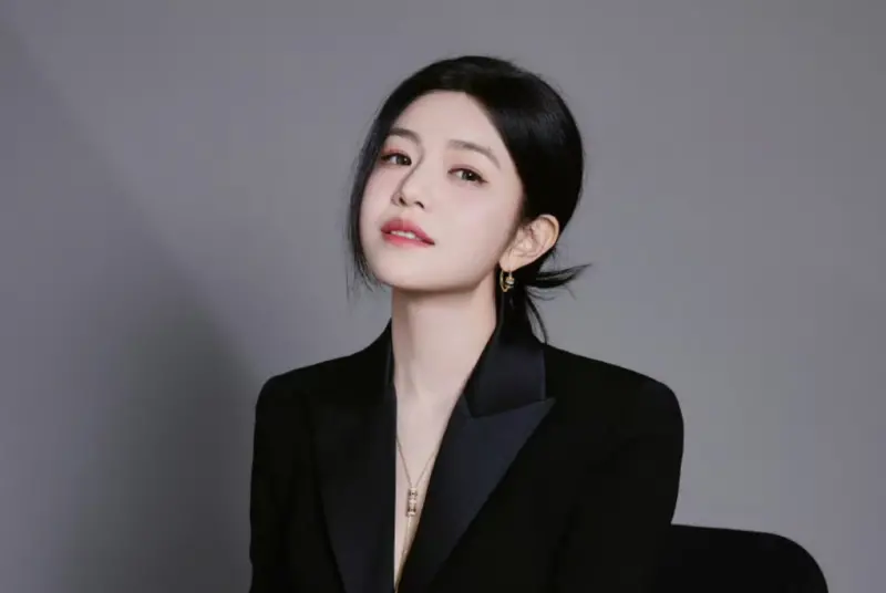 ▲陳妍希（如圖）因《狙擊蝴蝶》拿獎，在台上感謝搭檔周柯宇，導播竟Cue台下的陳鑫海，因兩人樣貌相似，有內娛雙胞胎之稱，大玩替身哏登上微博熱搜。（圖／翻攝自微博@陳妍希）