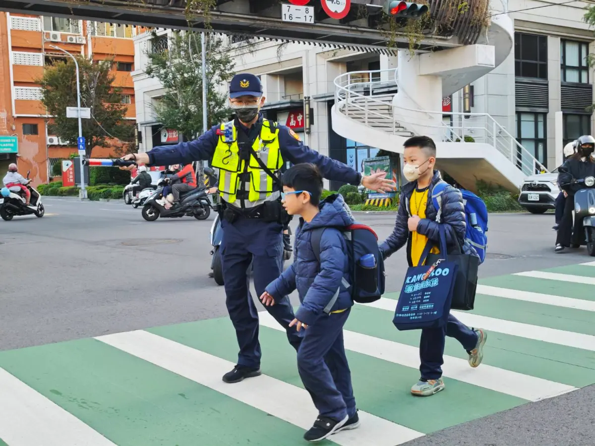 ▲台中市第一分局員警於忠孝國小前執行護童勤務。（圖／台中市警局提供，2025.12.22）