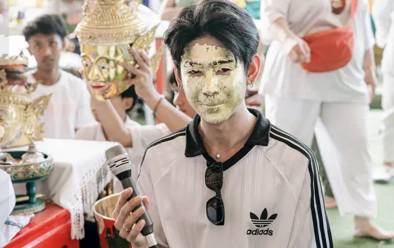 臉上抹金能財運亨通？泰國寺廟稱「信徒五位中頭獎」