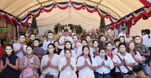 ▲數十名信徒臉部幾乎被金箔覆蓋，與寺內供奉的「百萬長者」神像一同入鏡。（圖／翻攝自臉書）