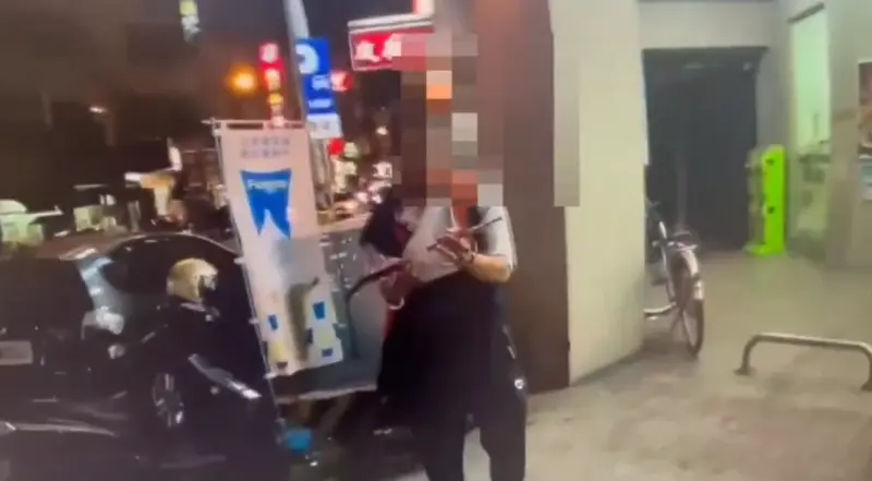 嚇爆！精神恍惚男手持鐮刀、螺絲起子夜市旁揮舞　彰化警火速制伏