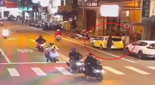 ▲持鐮刀男子走在彰化市民族路上，冷不防拍擊暫停路旁的車子，駕駛嚇到不敢下車。（圖／彰化縣警局提供，2025.12.22）