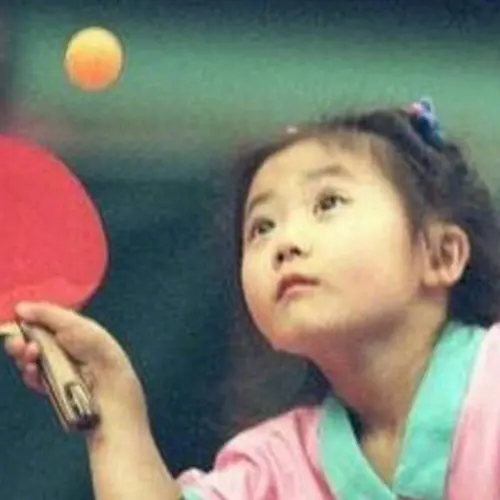 ▲福原愛圓嘟嘟的臉頰搭配小小身體，拿起球拍來萌度十足，總是邊打球邊哭，讓她被冠上「愛哭蟲愛醬」的綽號，超萌模樣深植人心。（圖／福原愛微博）