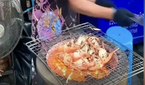 神速烤蝦秀！泰國攤販爆紅　遊客大讚：街頭米其林
