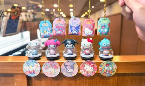 ▲台灣藏壽司新年聯名「三麗鷗家族」大耳狗、Hello Kitty、酷洛米15款達摩鮮度君吊飾、閃亮和服磁鐵、御守扭蛋12月26日開搶；聖代送盲袋閃卡，不鏽鋼吸管杯、玩偶頸枕、便當袋周邊商品及5家主題店全攻略。（圖／藏壽司kurasushi.tw）