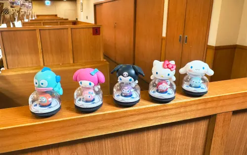 ▲三麗鷗人氣角色換上日式傳統裝扮、趴在鮮度君上，壽司盤上還有迷你角色達摩。（圖／藏壽司kurasushi.tw）