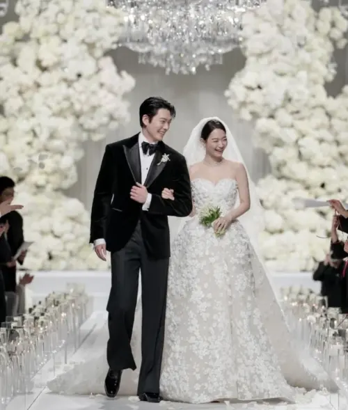 ▲金宇彬（左）、申敏兒（右）婚禮照片曝光。（圖／IG＠soyoobridal_official）