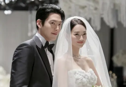 金宇彬、申敏兒婚禮現場公開！勾手燦笑進場　新娘披白紗美炸全場
