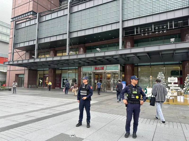    ▲台中市警方在人口聚集的百貨商場附近提高見警率。（圖／台中市警局提供，2025.12.22）  