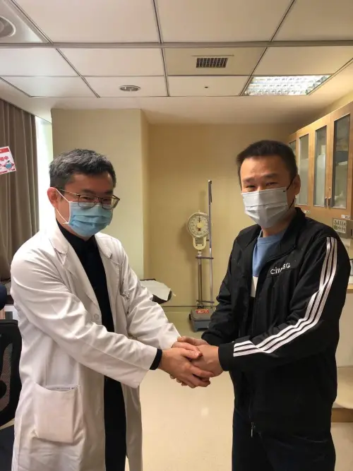 ▲轉移性大腸直腸癌的治療複雜度與死亡風險大幅攀升。其中約5-7%的病友帶有BRAF基因突變，被臨床視為最惡性的大腸癌亞型之一。（圖／官鋒澤醫師臉書粉絲專頁-吾蟹可擊提供）