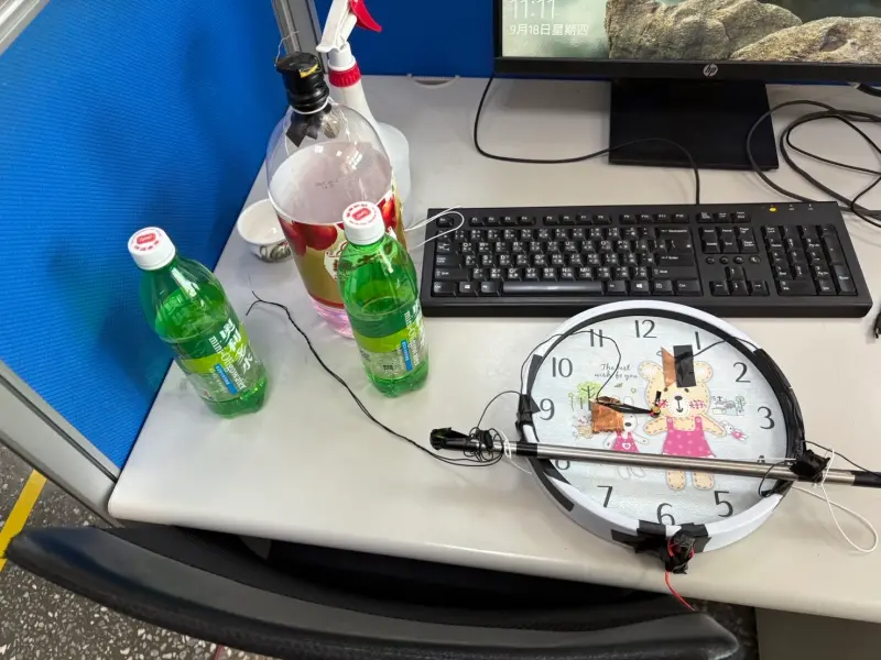 ▲新北男自製定時炸彈，聲稱要炸新北市府跟新北地院。警方上門後查獲疑似自製計時裝置1組及工業酒精3瓶。（圖／警方提供）