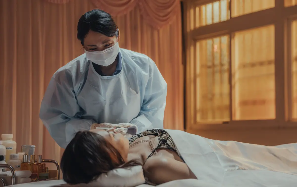 ▲阿喜在《整形過後》中替隆乳死掉的閨密艾怡良化妝。艾怡良特殊化妝太逼真，阿喜不敢直視，差點哭出來。（圖／六魚文創）