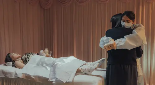 ▲阿喜擁抱飾演艾怡良媽媽的應采靈。（圖／六魚文創）