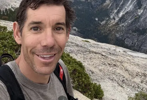 ▲美國知名攀岩家Alex Honnold（如圖）將徒手爬上101！他將於2026年1月23日以0裝備方式挑戰，過程將透過Netflix直播，101董事長賈永婕也透過Threads社群證實消息。（圖／IG@alexhonnold）