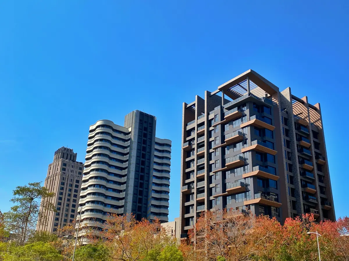 ▲台灣房屋集團趨勢中心統計實價登錄資料表示，今年截至10月新竹縣市總價4000萬元以上、單價80萬元以上的豪宅交易，只剩5筆。右為合石如馥。（圖／台灣房屋竹北高鐵站前店提供twhg.com.tw）