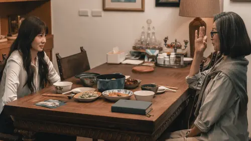 ▲安心亞（左）從不支持媽媽，到逐漸接受。（圖／六魚文創）