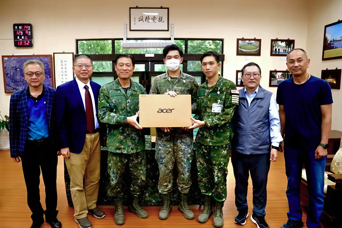▲宏碁台灣區營運長張世欣（左2）日前前往陸軍官校捐贈筆電助清寒學學習，展現對軍事教育的支持。（圖／記者莊全成翻攝）