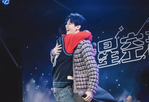 ▲「小樂」吳思賢（左）衝上台抱李玉璽。（圖／夢時代&獎金獵人提供）