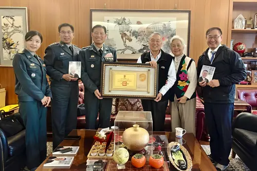 ▲率員拜會智榮基金會董事長施振榮。（圖／陸軍官校提供）