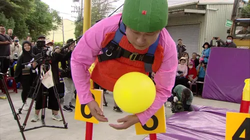 ▲胡瓜為了一位98歲的奶奶豁出去，代替奶奶被吊在半空中，最後成功為奶奶贏得7000元。（圖／民視提供）