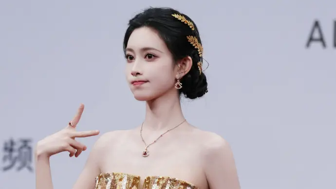 孟子義星光大賞慘摔！跌倒瞬間成典禮最美畫面　粉絲驚：絕世神圖