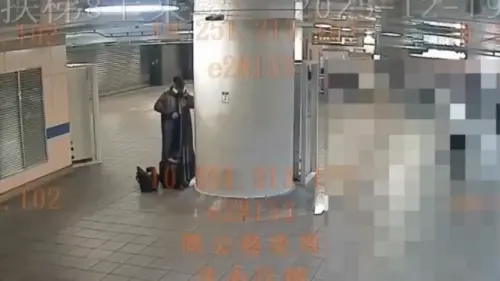 ▲4分鐘丟17顆煙霧彈！張文急換裝「混入人群疏散」現場留1物成關鍵。（圖／翻攝畫面）